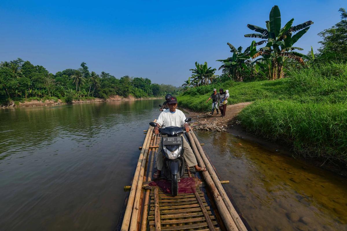 FOTO: Rakit Bambu Terakhir di Sungai Cisadane Masih Melayani Warga