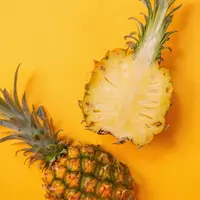Beberapa kandungan vitamin pada buah nanas dapat memberikan efek memutihkan pada gigi (Foto: Vino Li/Unsplash)