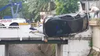 Petugas berusaha mengevakuasi mobil yang terguling di kawasan Pasar Minggu, Jakarta Selatan, Sabtu (8/6/2019) pagi. Mobil yang nyaris tercebur sungai itu dikendarai seorang pemuda yang nekat melakukan aksi kebut-kebutan saat jalanan ibu kota lengang. (Liputan6.com/Herman Zakharia)