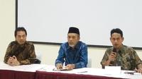 Rektor UII (berpeci) siap jadi jaminan terkait kasus Mapala UII (Liputan6.com / Switzy Sabandar)
