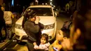Seorang warga terlihat panik usai gempa 8,3 SR mengguncang kawasan rumahnya di Santiago, Chile, Rabu (16/9).  Menurut laporan dari otoritas setempat, gempa itu berpotensi memicu tsunami yang akan melanda Chile dan Peru.  (REUTERS/Rodrigo Garrido)