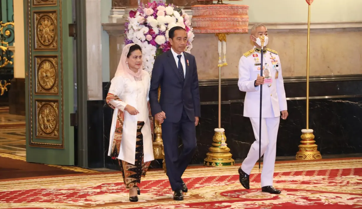 Presiden Joko Widodo dan Iriana Jokowi tiba untuk melakukan royal audience dengan Raja Thailand Maha Vajiralongkorn di Chakri Maha Prasat Throne Hall, Bangkok, Jumat (18/11/2022). Pertemuan ini berlangsung di sela-sela Konferensi Tingkat Tinggi (KTT) APEC 2022. (Foto: Bureau of the Royal Household, Kingdom of Thailand)