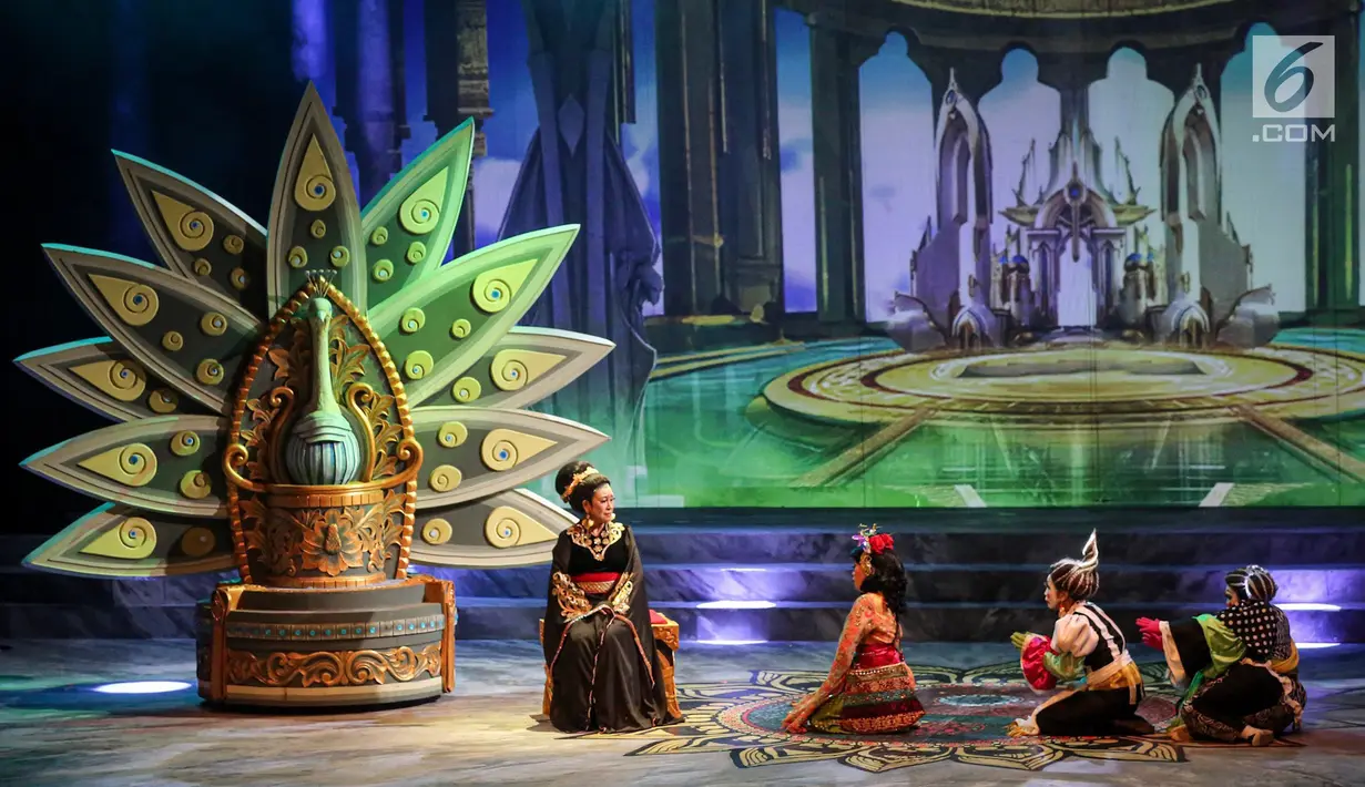 Sejumlah pemain Teater Koma mementaskan Goro-Goro: Mahabarata 2 di Graha Bhakti Budaya, Taman Ismail Marzuki, Jakarta, Rabu (24/7/2019). Lakon Goro-Goro: Mahabarata 2 mengajak penonton untuk membayangkan seperti apa pemimpin yang diinginkan. (Liputan6.com/Fery Pradolo)
