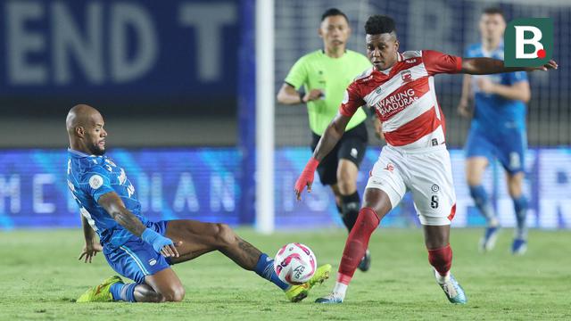 Foto: Aksi David da Silva Acak-acak Pertahanan Madura United, Borong 2 Gol Buat Persib