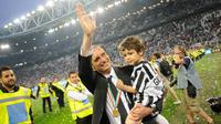Pelatih Juventus, Massimiliano Allegri melambaikan tangan ke pendukung Juventus saat perayaan gelar Serie A 2014-15 di Juventus Arena, Italia, (23/5/2015). Ini merupakan Gelar ke-31 Juventus di Serie A. (Reuters/Giorgio Perottino)