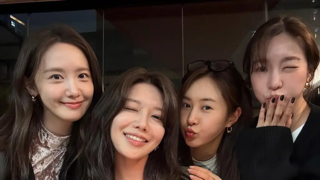 Intip gaya Sooyoung SNSD rayakan ultah ke-36 bareng member SNSD. [@sooyoungchoi].