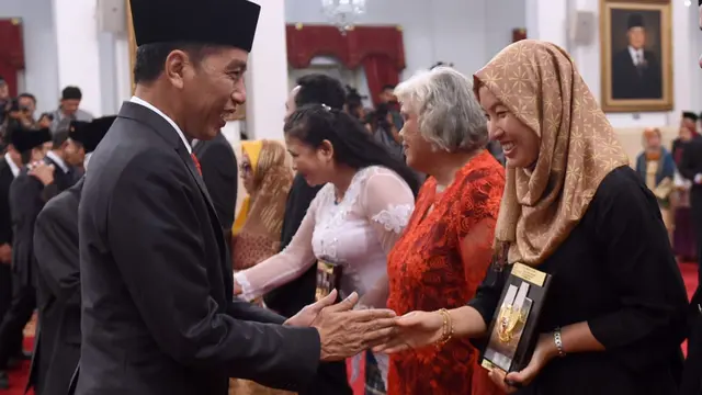 Presiden Joko Widodo atau Jokowi menganugerahkan gelar Pahlawan Nasional kepada enam orang tokoh