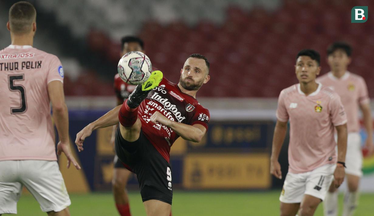 Pemain Bali United, Ilija Spasojevic (tengah) mengontrol bola dalam laga pembukaan BRI Liga 1 2021/2022 antara Bali United melawan Persik Kediri di Stadion Utama Gelora Bung Karno, Jumat (27/8/2021). (Foto: Bola.com/Ikhwan Yanuar)