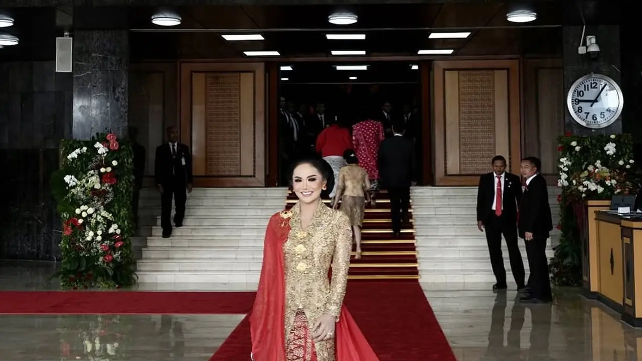 Batik dan Kebaya Merah Putih ala Kris Dayanti (Foto: Instagram @krisdayantilemos)