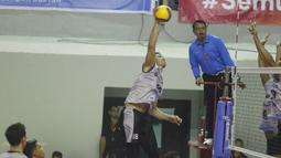 Pemain Jakarta Bhayangkara Presisi, Garrett Thomas Muagututia melepaskan spike ke arah blok para pemain Jakarta Pertamina Pertamax dalam laga terakhir putaran pertama Proliga 2023 di GOR PSCC Palembang, Minggu (22/1/2023). Jakarta Bhayangkara Presisi menang 3-0 (25-19, 15-16 dan 27-25) dan berhasil menjuarai putaran pertama Proliga 2023. (Dok. Proliga)
