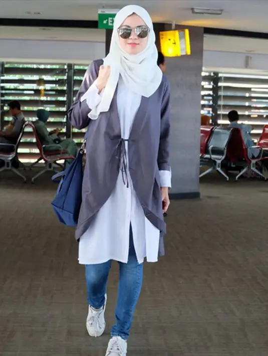 "Aku tekuni salat, kayaknya di situlah aku dapat petunjuk. Aku menjemput hidayah itu, dan Allah kasih petunjuk untuk segera," ujarnya menceritakan sebelum akhirnya berhijap di ulangtahun suaminya 2015 silam. (dok. Intagram)