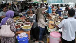 Keramaian warga saat berburu makanan dan minuman untuk berbuka puasa atau takjil di kawasan Bendungan Hilir, Jakarta, Kamis (17/5). Selain warga, kawasan ini juga ramai dikunjungi pekerja kantoran yang ingin mencari takjil. (Merdeka.com/Iqbal Nugroho)