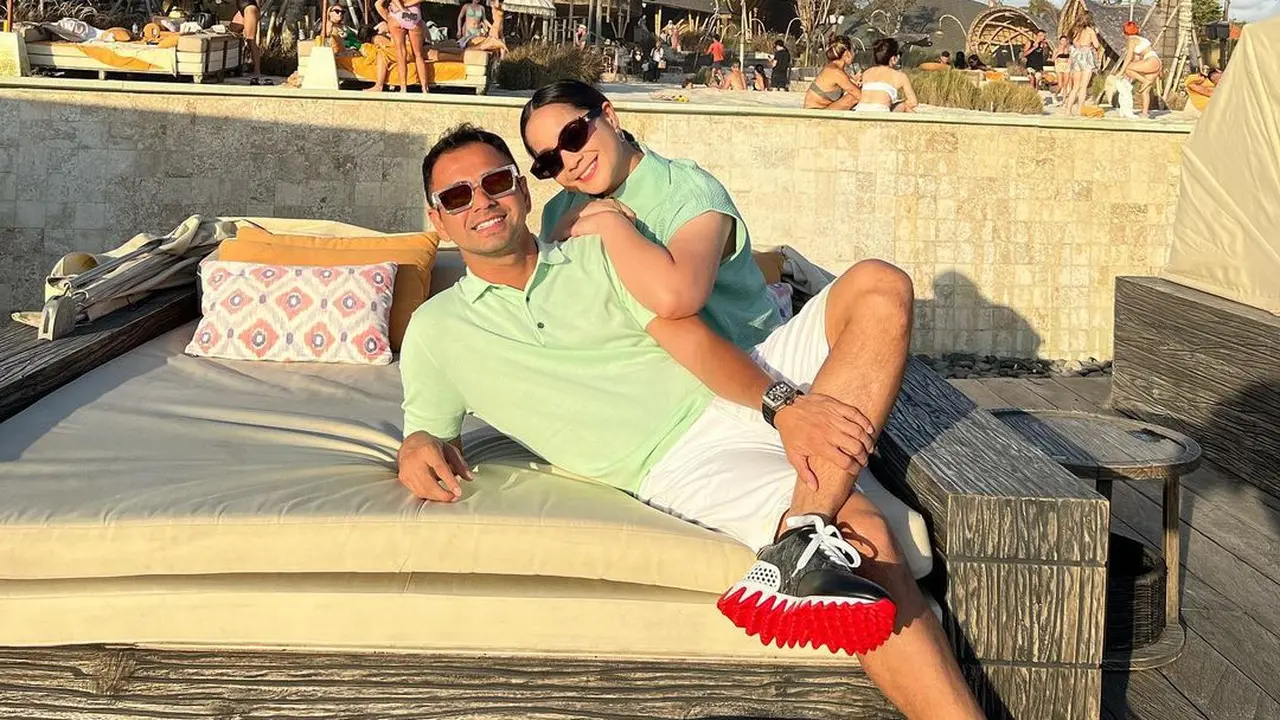 6 Gaya Serasi Raffi Ahmad-Nagita Slavina Rayakan Ultah dengan Dinner Romantis di Dalam Gua
