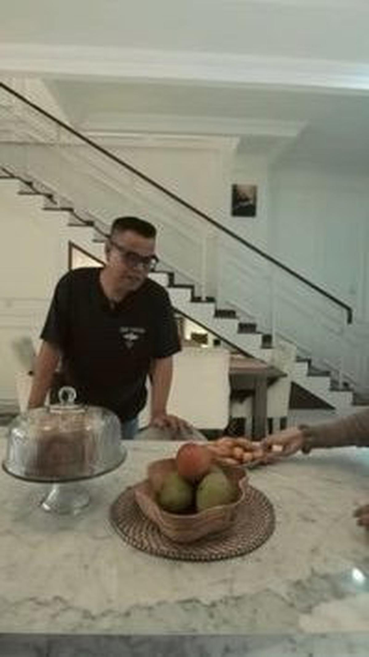 Di ruang tengah, terdapat meja makan yang cukup luas untuk digunakan bersama keluarga. Abdel membuat ruangan ini terasa lebih lapang.