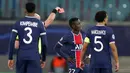 Wasit Szymon Marciniak menunjukkan kartu merah kepada pemain Paris Saint-Germain Idrissa Gueye (kedua kanan) saat menghadapi RB Leipzig pada pertandingan Grup H Liga Champions di RB Arena, Leipzig, Jerman, Rabu (4/11/2020). RB Leipzig menang 2-1. (AP Photo/Michael Sohn)