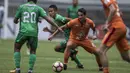 Gelandang Borneo FC, Flavio Junior, berusaha melewati kepungan pemain Bhayangkara FC pada laga Liga 1 Indonesia di Stadion Patriot, Bekasi, Rabu (20/9/2017). Bhayangkara menang 2-1 atas Borneo. (Bola.com/Vitalis Yogi Trisna)