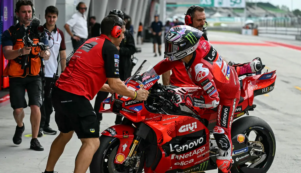 Pembalap Ducati Lenovo Team, Enea Bastianini kembali ke garasi saat latihan bebas pertama MotoGP Grand Prix Malaysia di Sirkuit Internasional Sepang, 1 November 2024. (MOHD RASFAN/AFP)