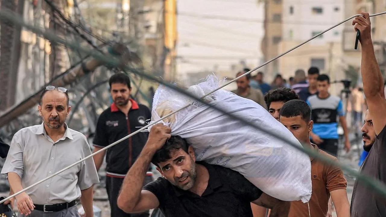 Konflik Israel-Hamas yang sedang berlangsung ini kian memanas. Gambar-gambar gedung hunian, pasar, dan masjid di Gaza yang rusak menjadi simbol pembalasan atas serangan yang diluncurkan oleh militan Hamas Palestina terhadap wilayah Israel pada Sabtu.
