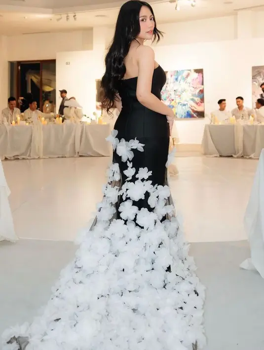 Terakhir, Rachel memancarkan pesona anggun bak princess mengenakan strapless mermaid dress warna hitam. Gaunnya kian apik dan dramatis dengan aksen bunga 3D dan ekor panjang hingga menyapu lantai. [@rachelvennya].