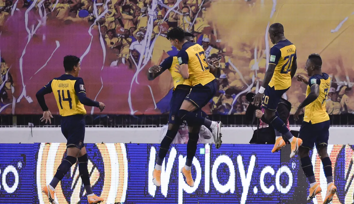 Para pemain Ekuador, merayakan gol pertama Ekuador yang dicetak Robert Arboleda, dalam laga lanjutan kualifikasi Piala Dunia 2022 zona CONMEBOL melawan Kolombia di Rodrigo Paz Delgado Stadium, Quito, Ekuador, Rabu (18/11/2020) pagi WIB. Ekuador menang 6-1 atas Kolombia. (AFP/Rodrigo Buendia/Pool)