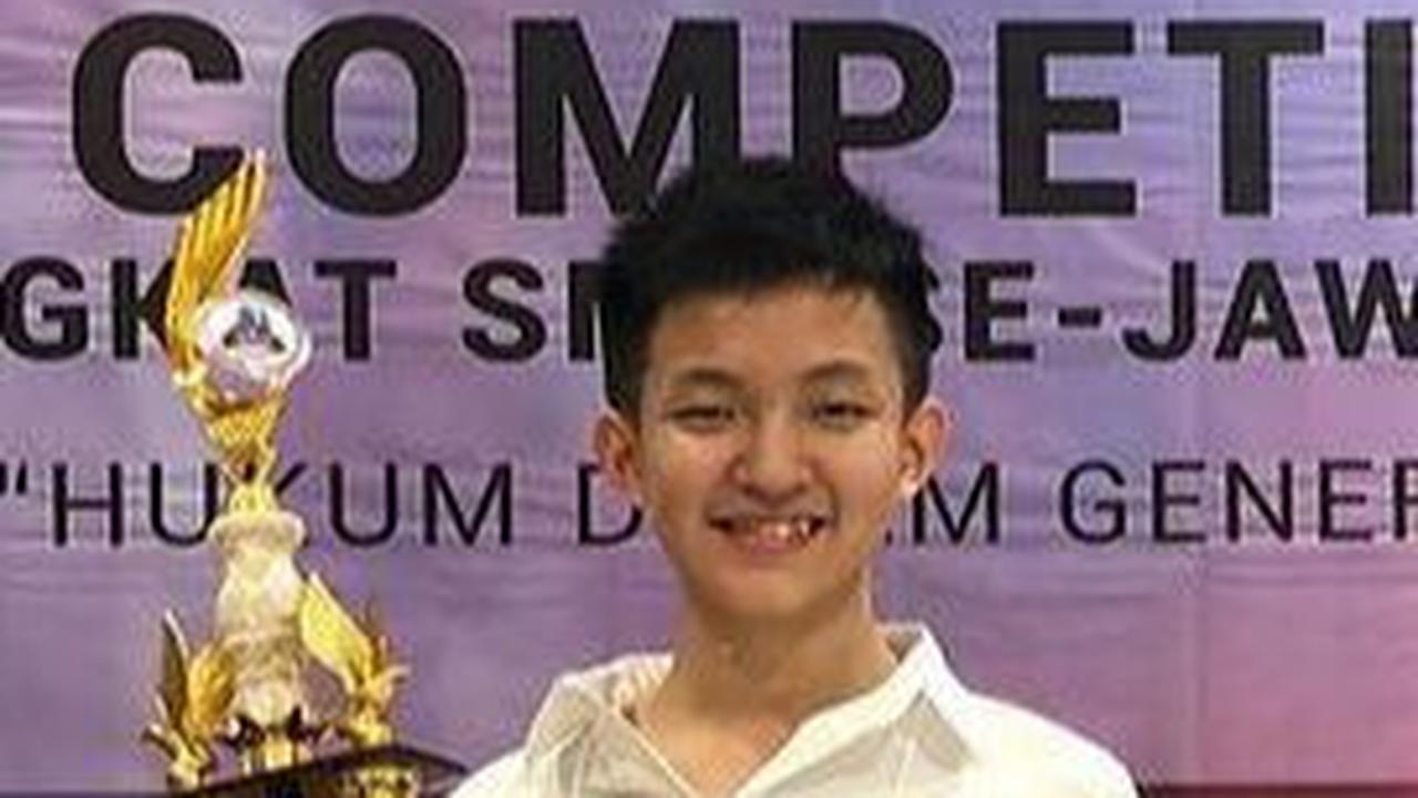 Telah berprestasi sejak lama, semasa SMA Maxwell kerap menjadi juara dalam lomba debat.