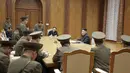 Pemimpin Korea Utara Kim Jong Un mengadakan pertemuan darurat dengan pemimpin militer Korea Utara, Pyongyang, Jumat (21/8/2015). Kim Jong-un, telah memperingatkan militernya untuk siap perang dengan Korsel.. (Reuters/Kom Hong-Ji). (Reuters/KCNA) 