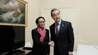 Menlu Retno Marsudi bersama dengan Menlu Wang Yi, RRT di Madrid. (Source: Kemlu RI)