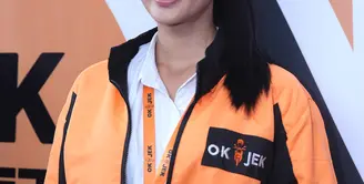 Lewat perannya sebagai driver ojek online dalam sitkom OK Jek, Atiqah Hasiholan bisa lebih menghargai orang lain. Ia juga banyak belajar dari pekerja lapangan. (Nurwahyunan/Bintang.com)