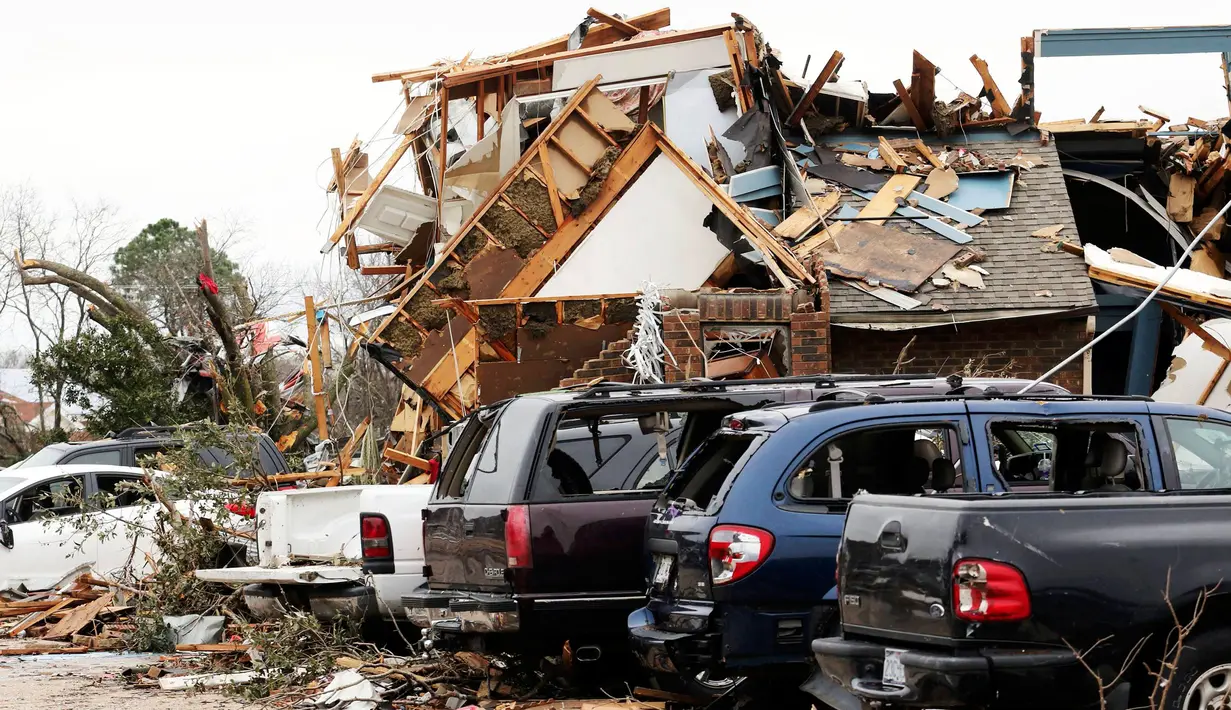 Sejumlah kendaraan rusak dan sebagian bangunan hancur di sebuah lapangan parkir apartemen di Texas, Amerika Serikat, (28/12). Sedikitnya 11 orang tewas di daerah Dallas akibat tornado ini. (REUTERS/Todd Yates)