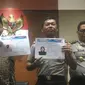 Ketua KPK Agus Rahardjo (kiri) dan Kapolda Metro Jaya Irjen Idham Azis (tengah) menampilkan sketsa terduga penyerang Novel Baswedan, Jumat (24/11). Dalam pertemuan tersebut, Idham menyampaikan perkembangan penyelidikan. (Liputan6.com/Fachrur Rozie)