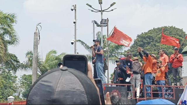 Orasi Reza Rahadian di depan Gedung DPR