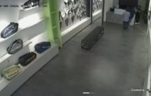Curi 2 Raket Padel Saat Karyawan Lengah, Aksi 2 Pria Terekam CCTV