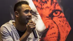 Mantan pesepak bola, Ponaryo Astaman menjadi MC saat peluncuran Nike Born Mercurial 360 di Fisik Football, Jakarta, Rabu (7/3/2018). Nike merilis model terbaru Nike Mercurial Superfly dan Vapor 360. (Bola.com/Vitalis Yogi Trisna)