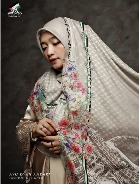 Tergerak hati dengan kejadian Gaza yang luar biasa, deretan scarf cantik dengan aksen bunga yang indah mampu menarik aksi publik dalam menggalang dana. [Foto: Instagram.com/ayudyahandari]