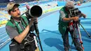Fotografer David Burnett (kanan) mengatur kamera dengan kecepatan 4x5 inci bersama fotografer Matt Slocum sebelum berlangsungnya cabang atletik Olimpiade Rio 2016 di Olympic Stadium, Rio de Janeiro, Brasil, (15/8). (REUTERS/Kai Pfaffenbach)