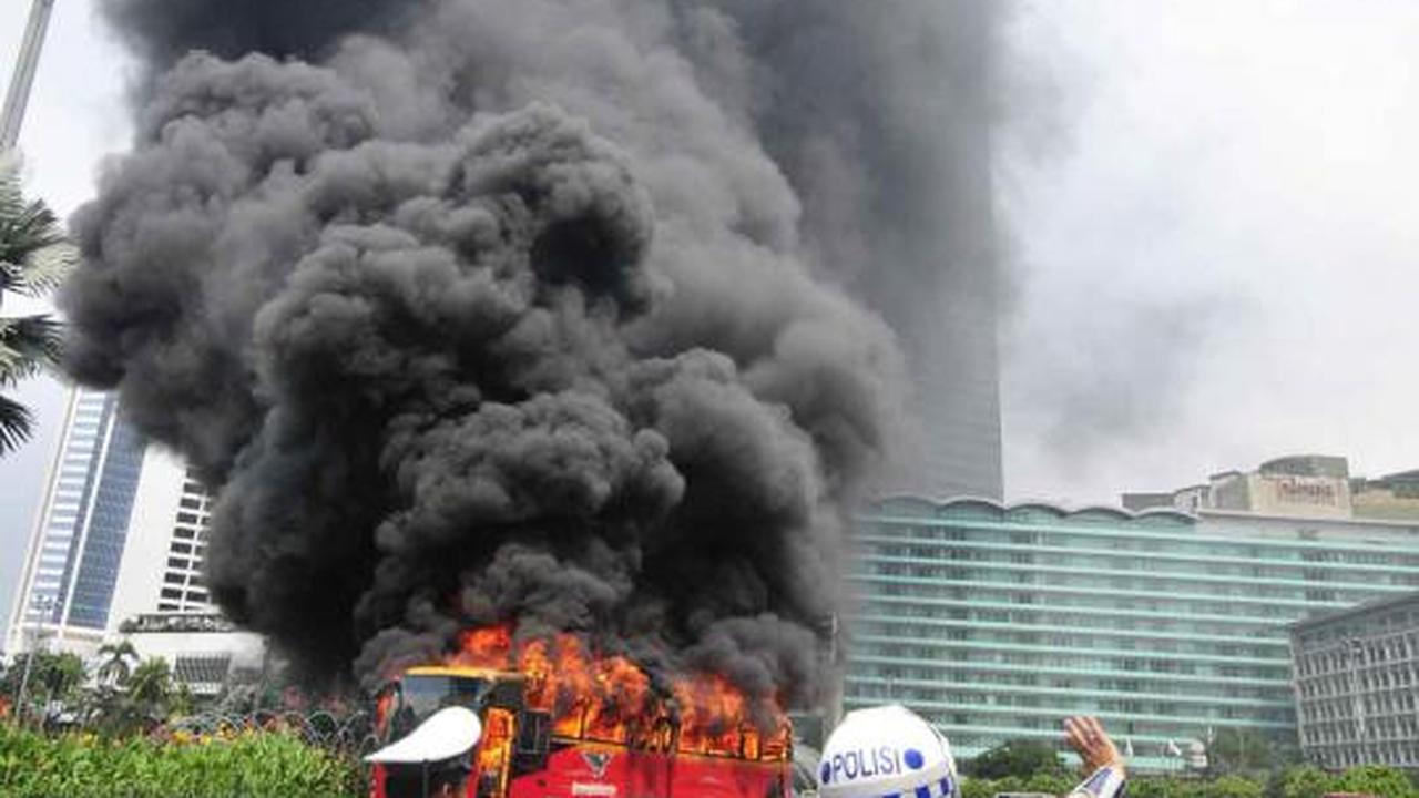 Bus Transjakarta membara