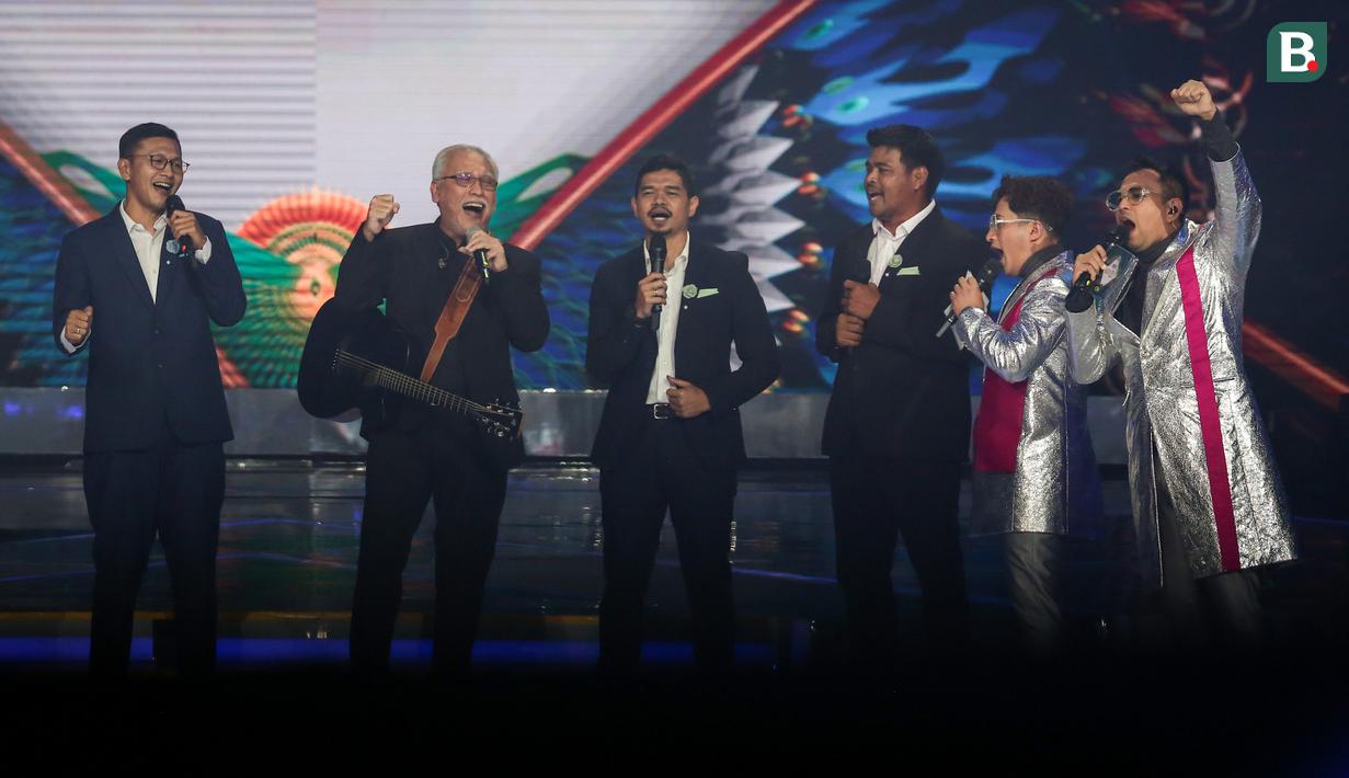 Hari pertama dari dua hari perayaan ulang tahun Indosiar ke-28 yang bertajuk Konser "Indosia28est" berlangsung meriah di Stusdio EMTEK City, Daan Mogot, Jakarta Barat, Selasa (10/1/2023) malam WIB. Para pengisi acara mulai musisi dari berbagi genre, mentalist dan stand up comedian semua tampil maksimal menghibur para penonton yang memadati Studio EMTEK City. Lebih spesial, panggung acara juga dihadiri 4 legenda sepak bola Timnas Indonesia, Bambang Pamungkas dkk. (Bola.com/Bagaskara Lazuardi)