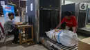Hari Belanja Online Nasional atau Harbolnas 2024 1212 yang diselenggarakan selama tujuh hari dan jelang Nataru membuat jasa pengiriman mengalami peningkatan tajam. (Liputan6.com/Angga Yuniar)