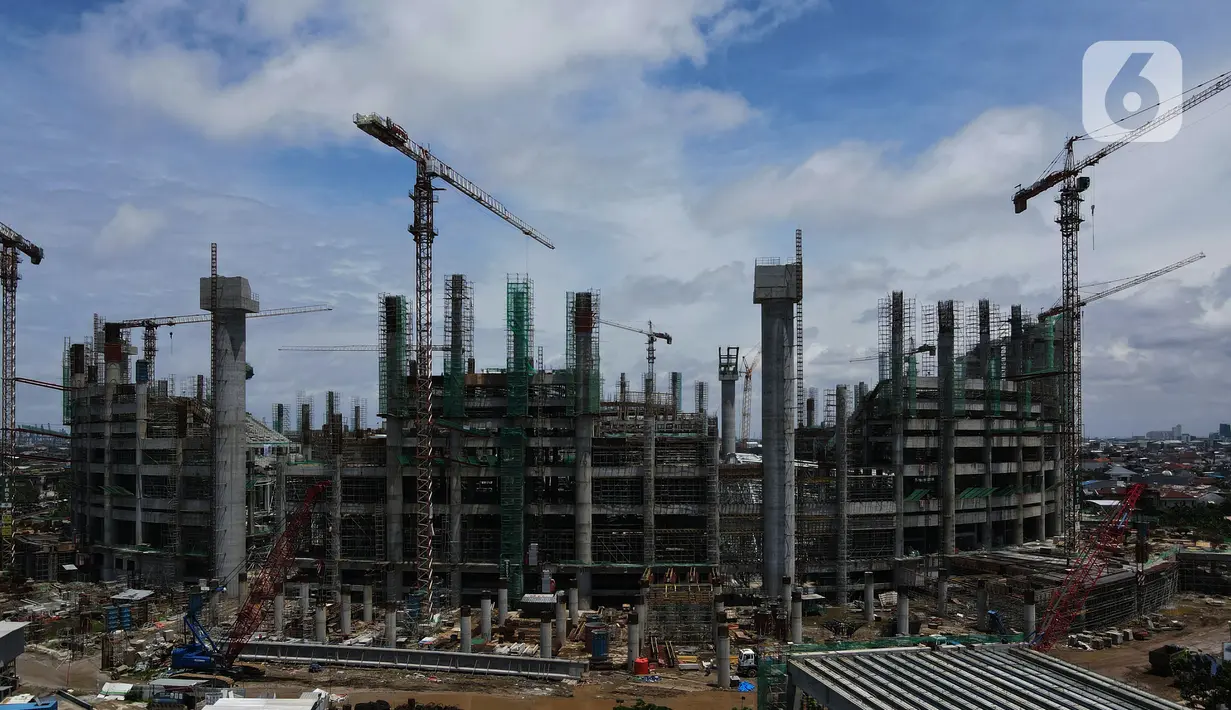 Foto areal menunjukan pembangunan jakarta International Stadium (JIS) di kawasan Sunter, Jakarta, Selasa (2/2/2021).  JIS  dibentuk dengan konsep multiuse yang berfungsi sebagai tempat menjual merchandise, maupun retail dan menelan biaya Rp 4,4 triliun rampung pada 2021. (merdeka.com/Imam Buhori)