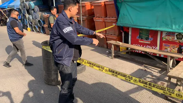 Seorang nelayan berinisial A (39) tewas usai menjadi korban penusukan di Jalan Pendaratan Udang, Muara Angke, Jakarta Utara. (Merdeka.com/Nur Habibie)