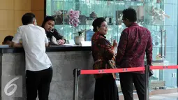 Mantan Menkes Siti Fadilah berbincang dengan kuasa hukumnya di dalam gedung KPK, Jakarta, Senin (7/3). Siti juga diduga telah menyalahgunakan wewenang dengan melakukan kerja sama tersembunyi dengan perusahaan pemenang tender. (Liputan6.com/Helmi Afandi)
