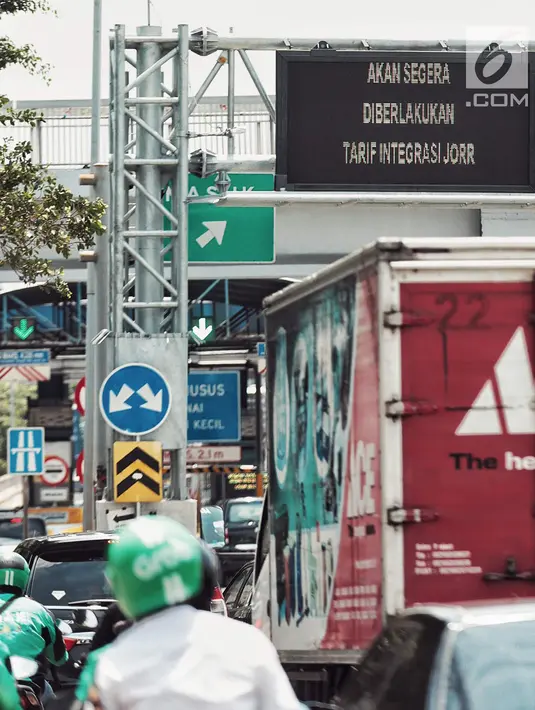 Kendaraan melintas di Tol Jakarta Outer Ring Road (JORR), kawasan Jakarta, Senin (17/9). Transaksi tol setelah integrasi menjadi sistem terbuka, di mana pengguna tol hanya melakukan satu kali transaksi pada gerbang tol masuk. (Liputan6.com/Faizal Fanani)