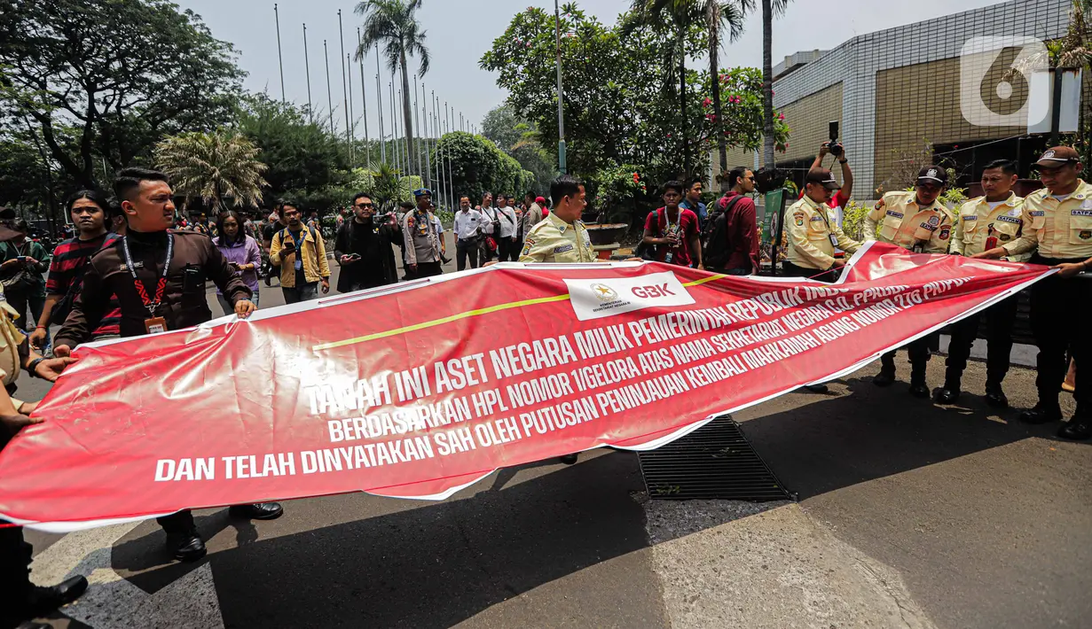 "Hari ini kita lakukan prosesi pengosongan, tapi dengan cara yang sangat persuasif. Dari kami memasang spanduk, kemudian plang pengumuman bahwa lahan di blok 15 ini yang sekarang ada Hotel Sultan ini adalah termasuk dalam HPL Nomor 1/Gelora yang dimiliki oleh Kementerian Sekretariat Negara, PPKGBK," kata Setya dalam konferensi pers, Rabu (4/10). (Liputan6.com/Faizal Fanani)