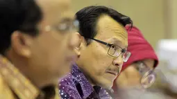 Direktur Utama BPJS Kesehatan, Fachmi Idris mendengarkan saat RDP dengan Komisi IX DPR di Gedung Parlemen, Jakarta, Senin (27/5/2015). Agenda RDP membahas Peningkatan kerjasama BPJS Kesehatan dengan RS Swasta. (Liputan6.com/Helmi Afandi)