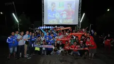 Dua kubu supporter Chelsea (CISC Bekasi) dan Liverpool (Big Reds Bekasi) berfoto bersama usai menggelar nonton bola seru di Alibaba Futsal, Bekasi, Minggu (10/5/2015). Laga antara Chelsea dan Liverpool berakhir imbang. (Liputan6.com/Helmi Fithriansyah)