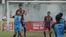 Pemain UMM. Onky Cucuk, berebut bola dengan pemain UPI, Dadi K, pada laga final Torabika Campus Cup 2017 di Stadion Cakrawala, Malang, Kamis (23/11/2017). UMM menang WO atas UPI. (Bola.com/M Iqbal Ichsan)