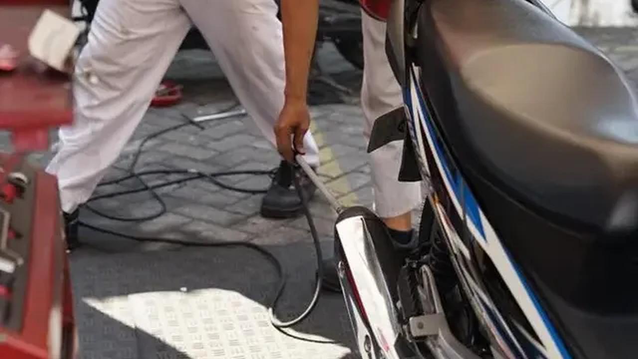 Meski begitu, aparat kepolisian justru menghentikan penerapan tilang bagi kendaraan bermotor yang tak lolos uji emisi.&nbsp;<br>