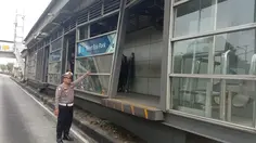 Truk Hantam Halte TransJakarta Tebet Eco Park, Sopir Kabur
