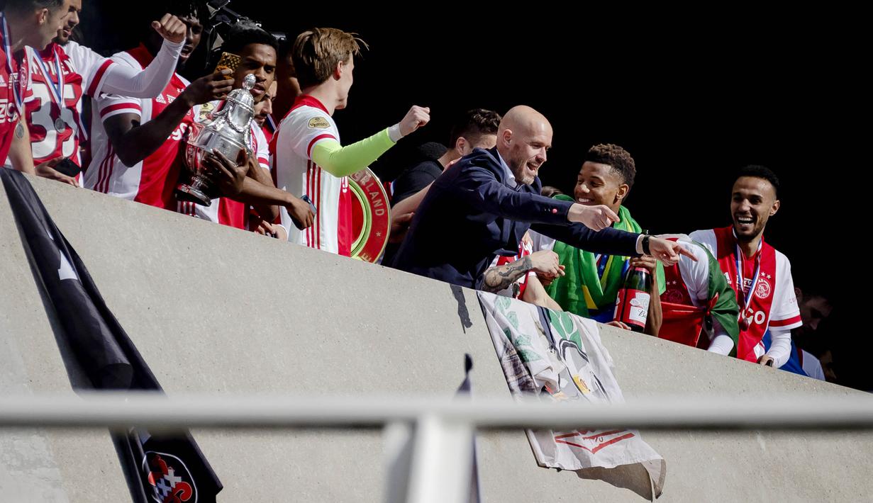 Pelatih Ajax Amsterdam, Erik ten Hag, melakukan selebrasi usai memastikan diri meraih gelar juara Liga Belanda usai menaklukkan Emmen 4-0 dalam laga pekan ke-31 di Stadion Johan Cruijff Arena, Minggu (2/5/2021). (AFP/Maurice Va Steen)
