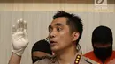 Kapolres Jakarta Selatan Indra Jafar memberi keterangan saat rilis kasus kasus penyalahgunaan liquid vape mengandung ganja di Mapolres Jakarta Selatan, Rabu (21/11). Polisi mengamankan dua tersangka dalam kasus ini. (Liputan6.com/Herman Zakharia)